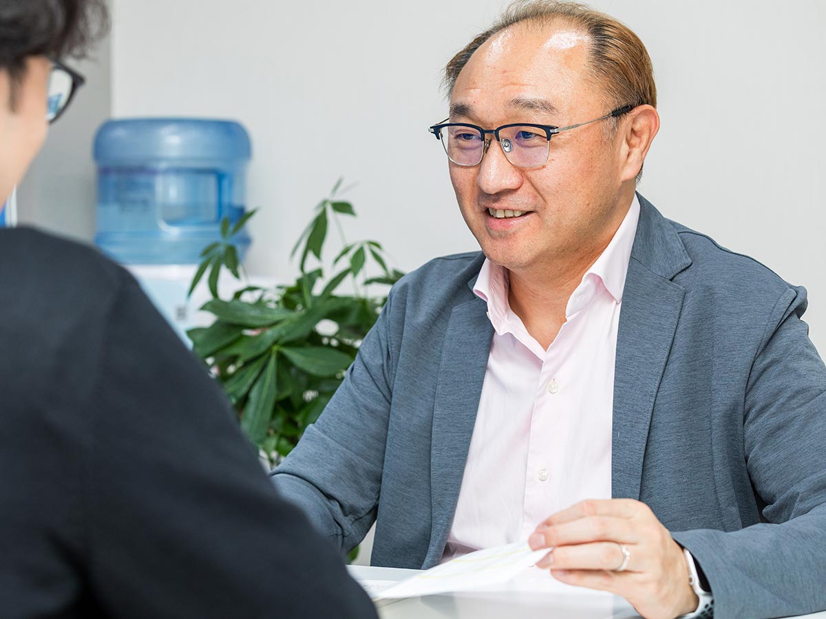 shima会計 代表税理士 島元 宏忠が顧問先と対話する様子